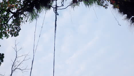 昼間の背景の空に雲とともに水が落ちる