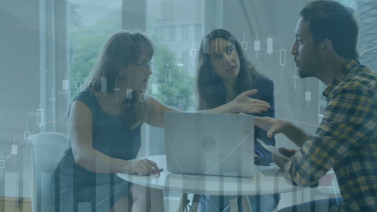 animación de la interfaz infográfica sobre diversos colegas discutiendo en la computadora portátil en la oficina