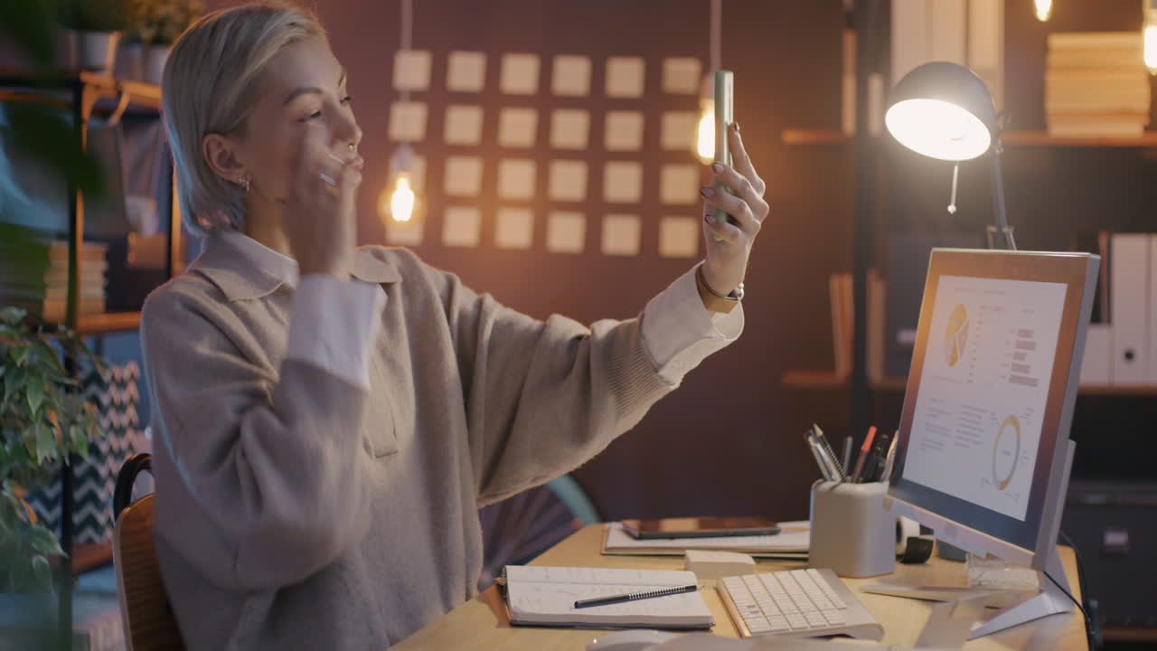 mujer de negocios haciendo una llamada de video en la oficina