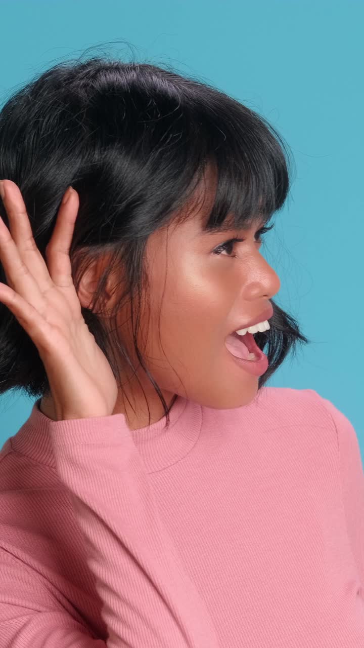 un momento cautivador de alegría y belleza con una joven encantadora