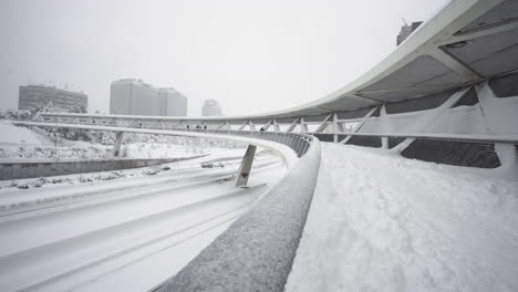 Puente-De-Madrid-Destrozado-Con-Nieve-Extrema-En-Medio-De-La-Tormenta-Filomena