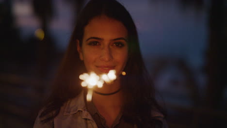 retrato hermosa joven agitando bengala celebrando la víspera de año nuevo sonriendo feliz gente real serie