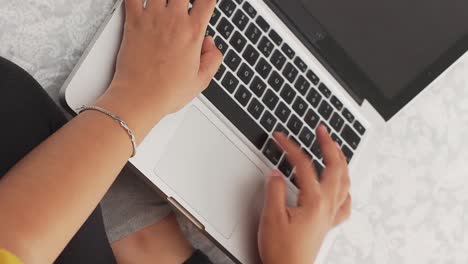 Manos-De-Un-Joven-Escribiendo-En-Un-Teclado-Portátil