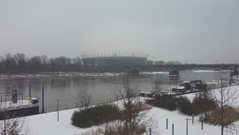 Video-De-Drones-Del-Estadio-Nacional-De-Varsovia-En-Un-Día-Nevado-Sobre-El-Río-Vistula