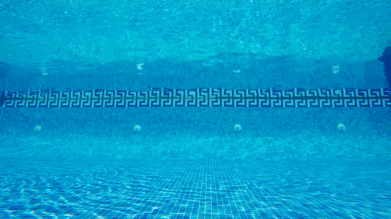 수중 수영장, 파란색 물 배경
