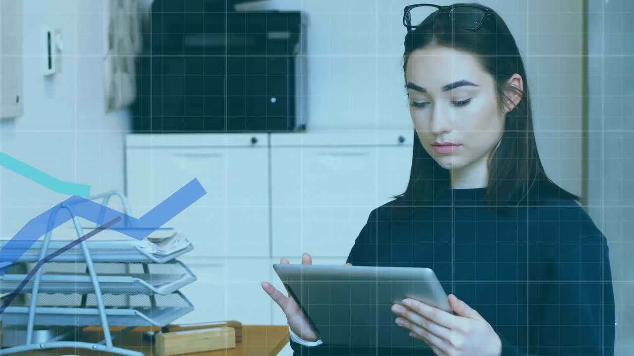 animación del procesamiento de datos financieros sobre una mujer de negocios caucásica usando una tableta en la oficina.