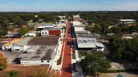 piscinas de agua en los techos de los edificios de tiendas que bordean la calle principal de clermont florida