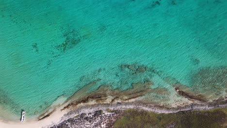 Aerial-top-down-beautiful-caribbean-beach-tilt-up-reveal-breathtaking-coral-reef-scene,-Los-Roques