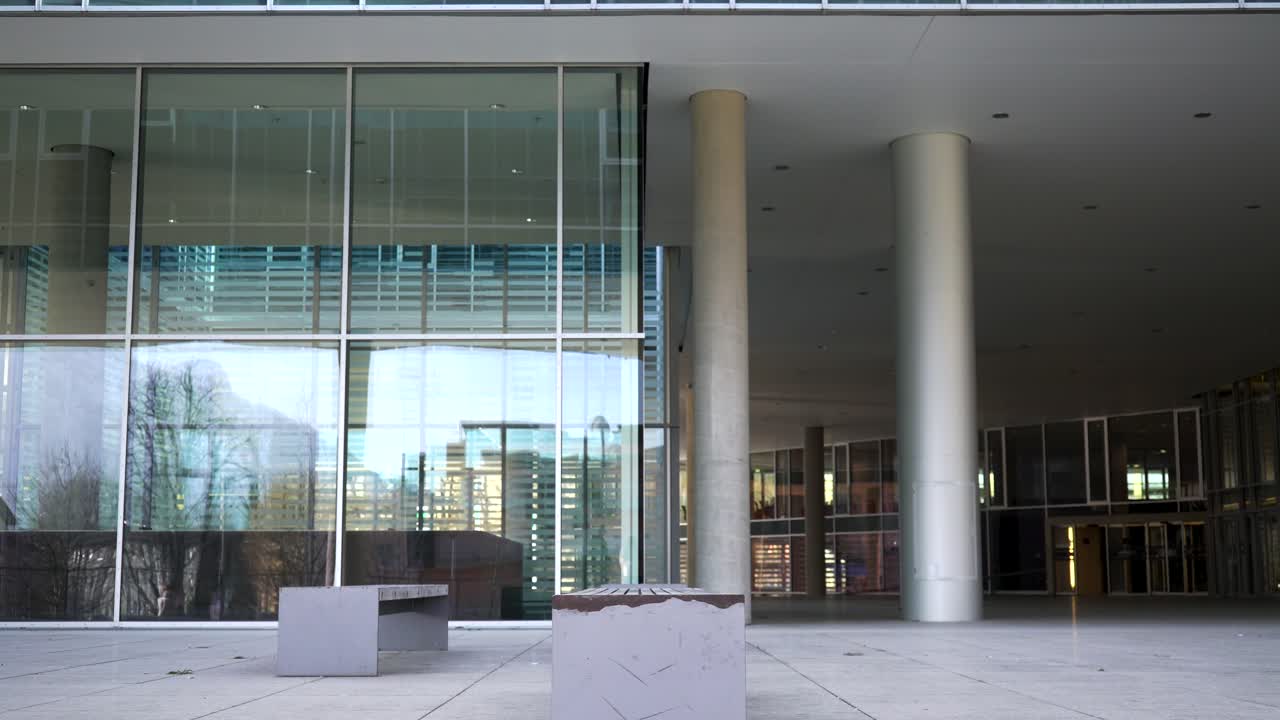 un joven atleta de parkour haciendo una voltereta lateral o un banco en un entorno urbano moderno