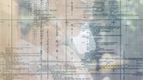 animación del patrón de cuadrícula sobre el lenguaje de programación contra la mujer caucásica mayor que usa una computadora portátil.
