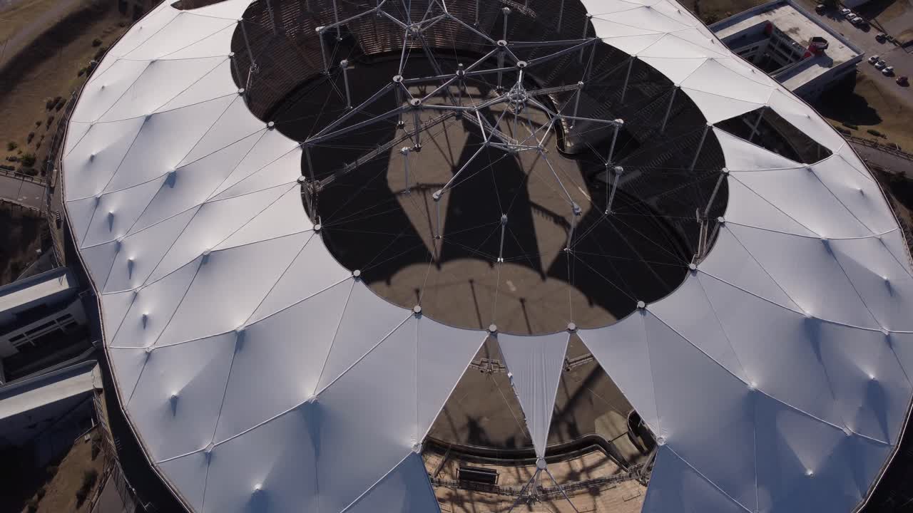 вид с беспилотника на современный стадион под названием estadio unico ciudad de la plata диего армандо марадона в провинции буэнос-айрес, аргентина