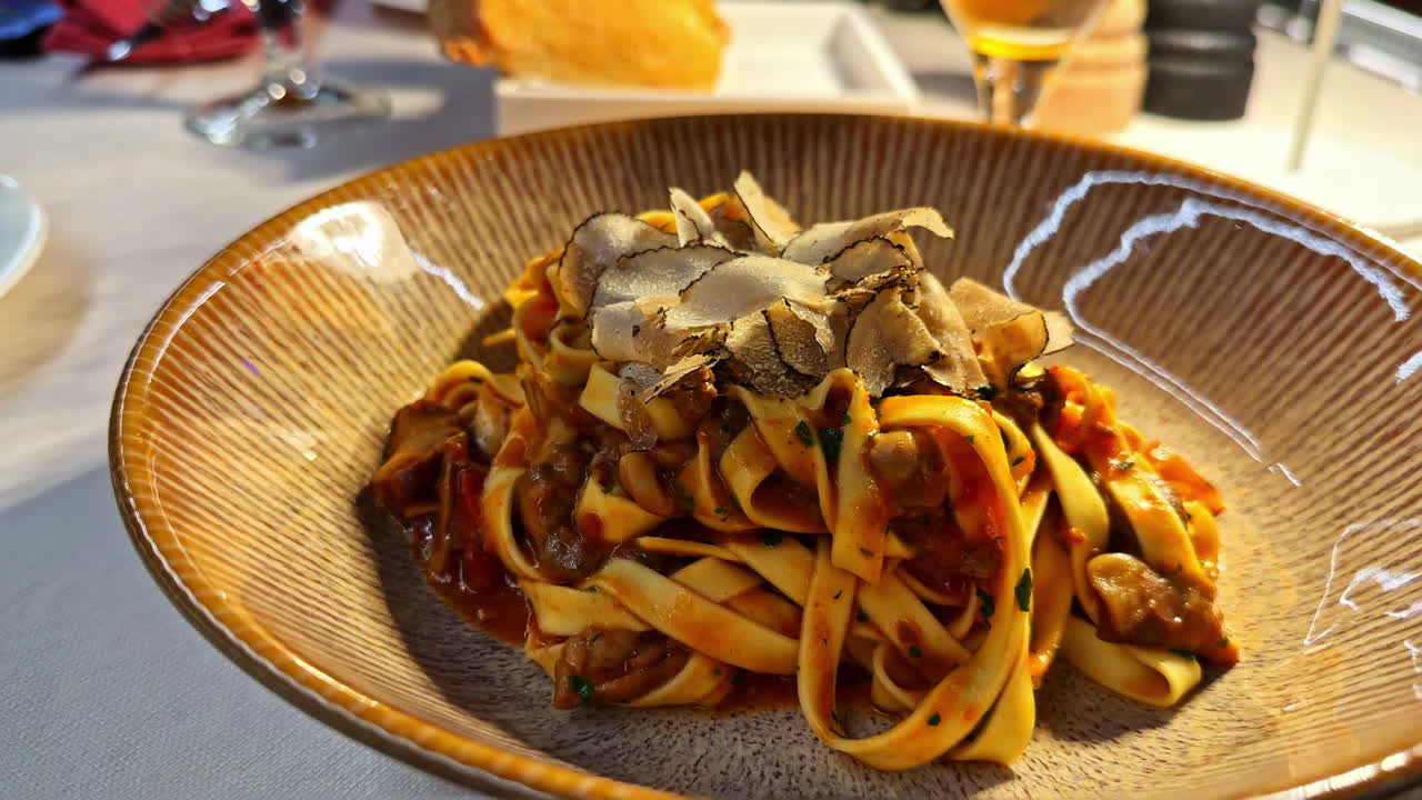Piatto di pasta Bellagio con tartufi, elegante atmosfera da pranzo, cucina italiana