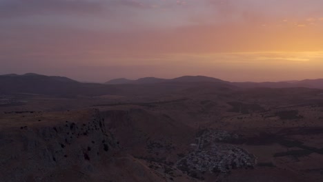 puesta de sol sobre el valle de la montaña