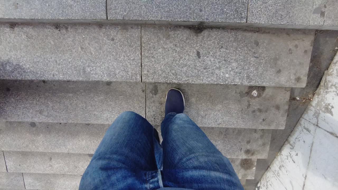 persona subiendo una escalera de piedra