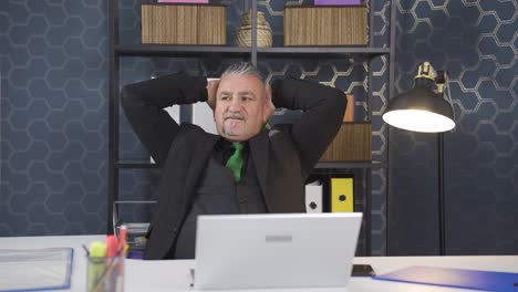 hombre de negocios terminando su trabajo y relajándose.