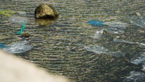 Plastikverschmutzung,-Gebrauchte-Plastiktüten,-Die-Langsam-Auf-Dem-Meerwasser-Schwimmen,-Klimawandel,-Plastikmüll,-Umweltverschmutzungsproblem