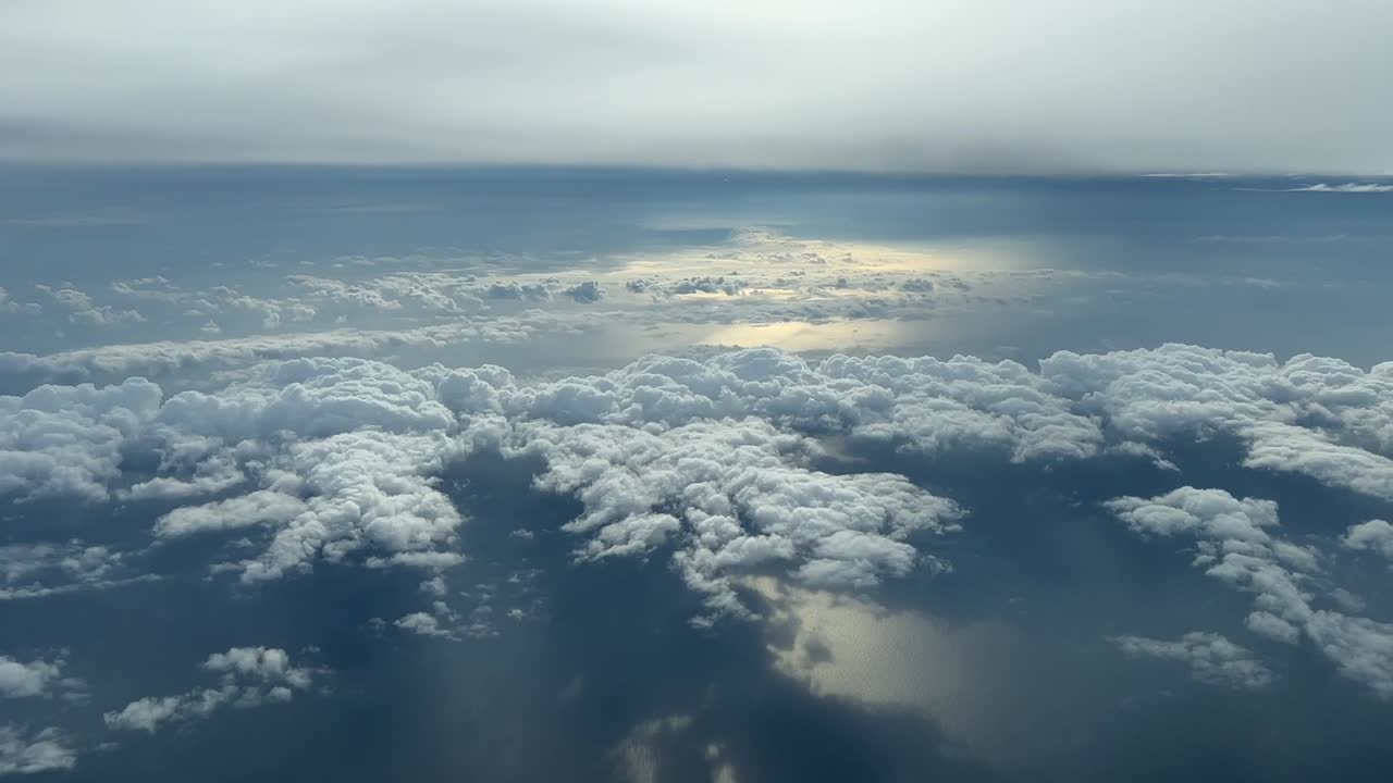 vista aérea desde una cabina de algunas nubes bajas al atardecer