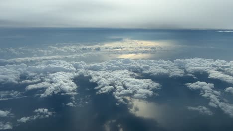 vista aérea desde una cabina de algunas nubes bajas al atardecer