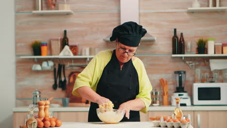 una anciana con un sombrero de chef.