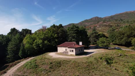 hermosa foto de una casa vieja en un área abandonada