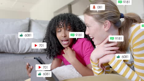 animación de texto e iconos de redes sociales sobre diversas novias usando tableta