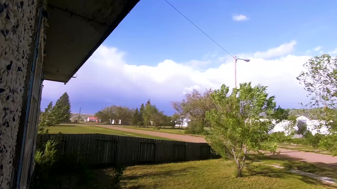 patio delantero de una casa en el campo durante una tormenta