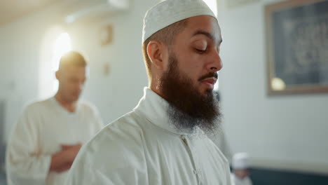 Islam,-Hombres-Y-Orando-Juntos-En-La-Mezquita.