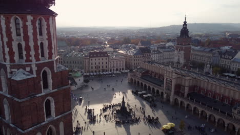 Wunderschöner-Mittelalterlicher-Marktplatz-In-Krakau,-Antenne-Für-Den-Sonnenuntergang-In-Der-Goldenen-Stunde