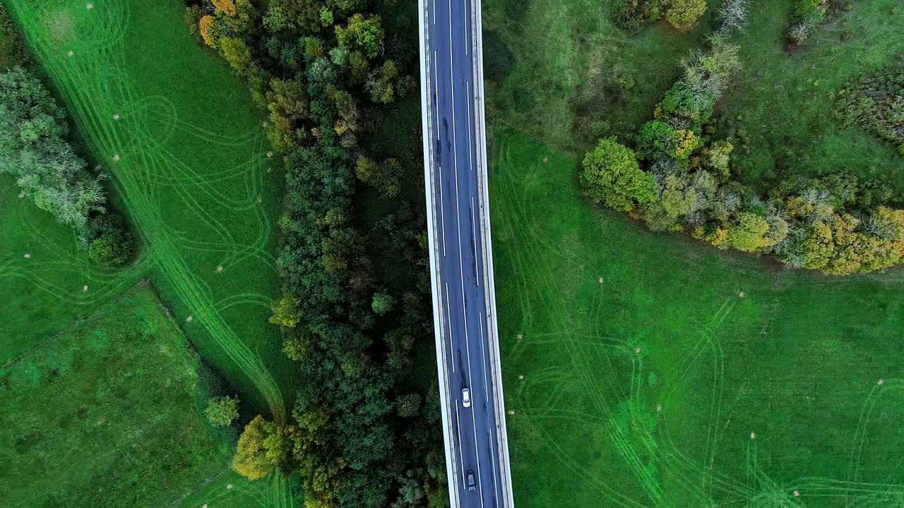 프랑스의 고속도로 도로에서 드론을 통해 아름다운 공중 풍경 - 도로 주변의 잔디과 나무 - 태양 아래 도로에서 운전하는 자동차와 트럭.