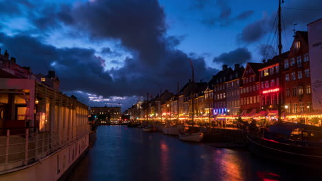 Timelapse-Del-Puerto-Emblemático-De-Nyhavn-En-Copenhague,-Dinamarca