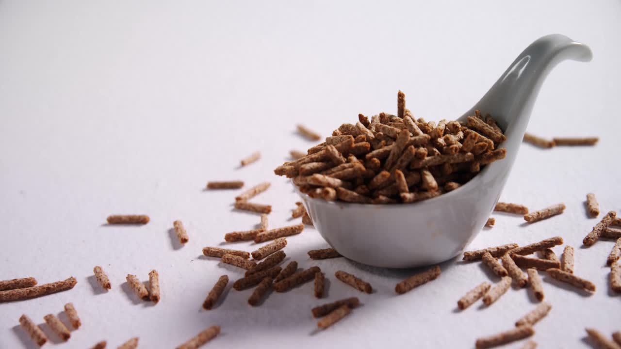 palito de salvado de cereal en cuchara 4k