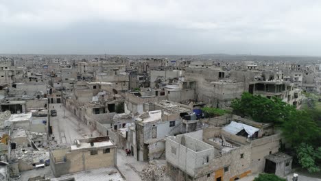 drone volando sobre casas en alepo bajo un cielo nublado. podemos ver los edificios y casas de la ciudad siria en ruinas después de la guerra 4k