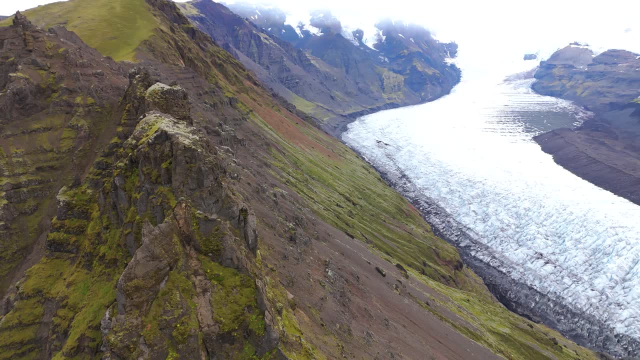 воздушный снимок знаменитого ледника скафтафелл и окружающего его горного пика
