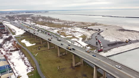 convoyes de camiones descargando enormes masas de nieve después de la tormenta de invierno elliot