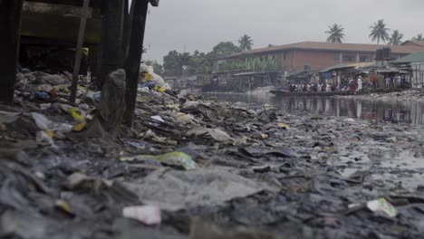 basura en riverbank nigeria 01