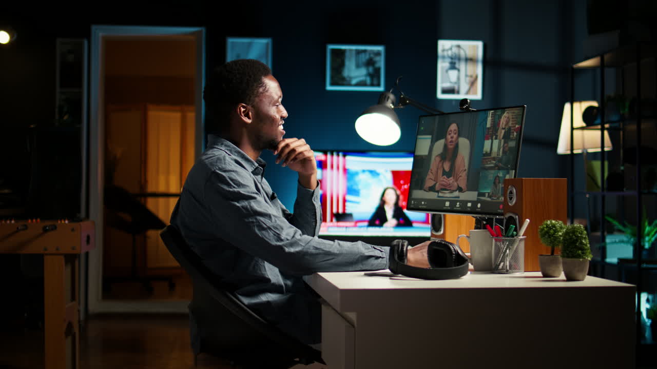 아프리카계 미국인 남성 프리랜서가 동료들과 온라인 토론에 참여하고 있습니다.