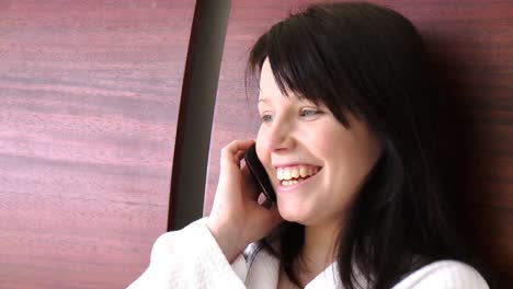 Portrait-of-a-smiling-woman-on-phone