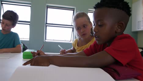 Grupo-De-Niños-Estudiando-En-La-Clase