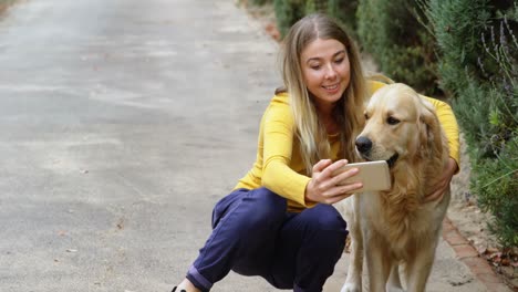 Junges-Mädchen-Macht-Selfie-Mit-Ihrem-Hund-4k