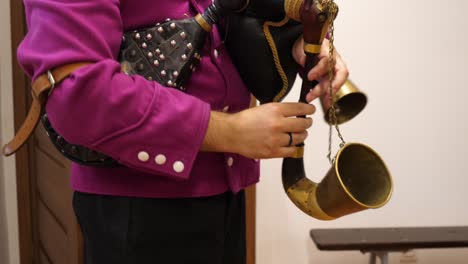 Mann-In-Folk-Lila-Jacke-Spielen-Auf-Folk-Instrument-Dudelsack-Nahaufnahme-Glatt