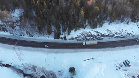 车辆在雪地冬季的公路上行驶 - - 空中拍摄