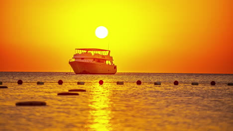 Sonnenaufgangszeitraffer-über-Einer-Yacht,-Die-Im-Roten-Meer-Jenseits-Der-Seillinie-Verankert-Ist