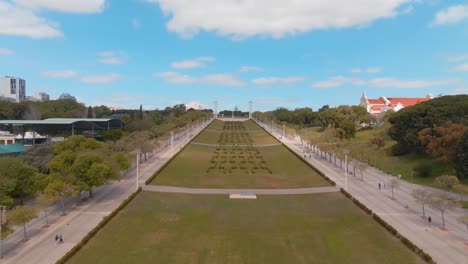 Luftaufnahme-Des-Atemberaubenden-Grünen-Eduardo-VII-Parks-In-Lissabon,-Der-Hauptstadt-Portugals