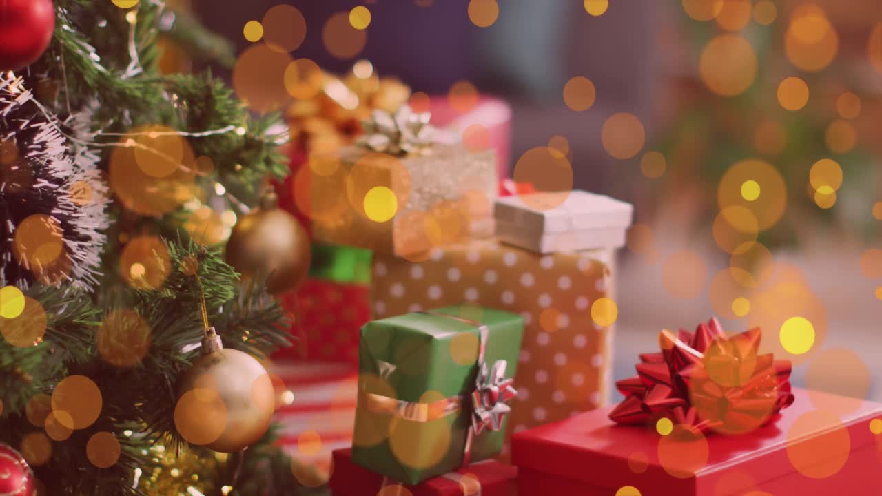 animación de puntos dorados estrellas cayendo sobre regalos y árbol de navidad en el fondo