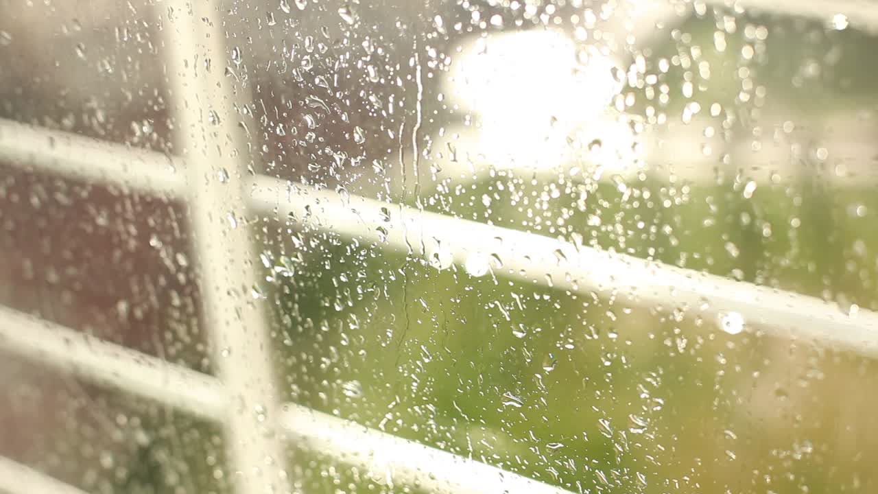 유리 표면 아래로 흘러내리는 비방