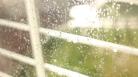 gotas de lluvia goteando por la superficie del vidrio