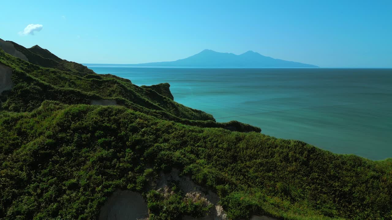 прибрежный ландшафт с видом на вулкан