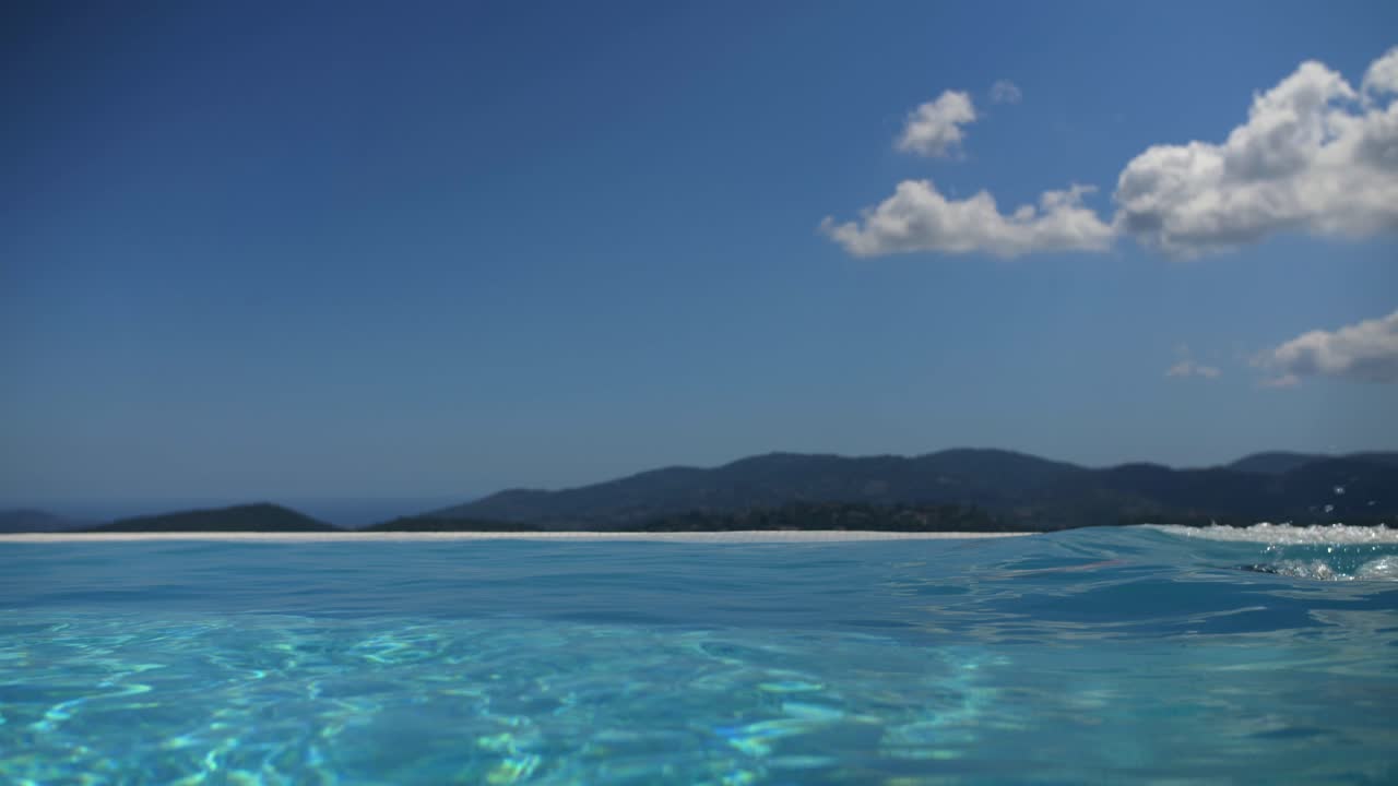 더운 여름 동안 수영장에서 수영하는 남자