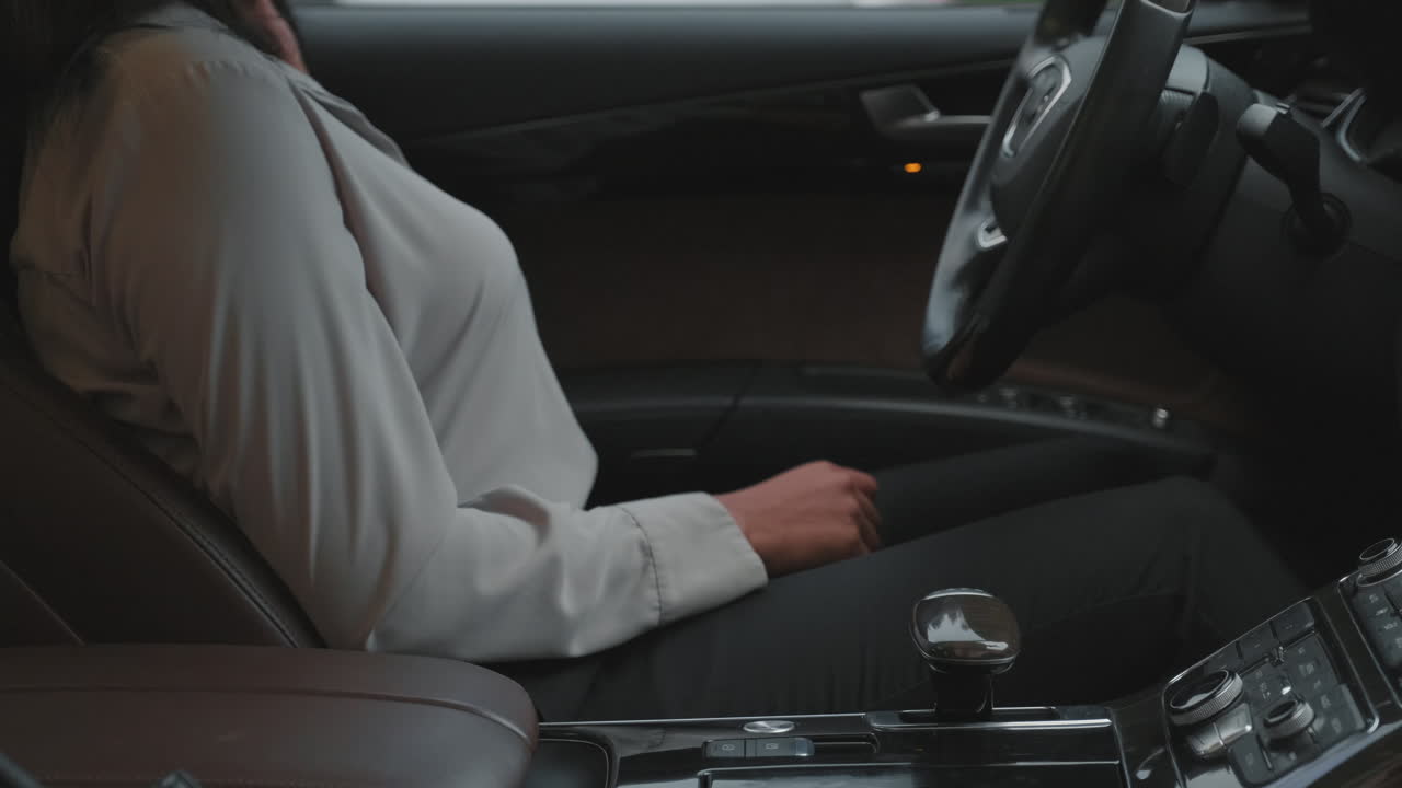 mujer irreconocible atando el cinturón de seguridad