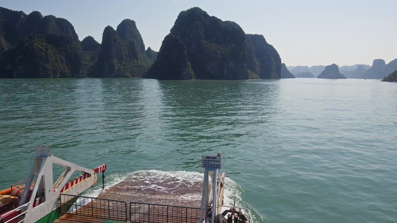 Dốc lên phía trước của một chiếc phà đang đi qua Vịnh Hạ Long ở Việt Nam. Cảnh quay rộng.